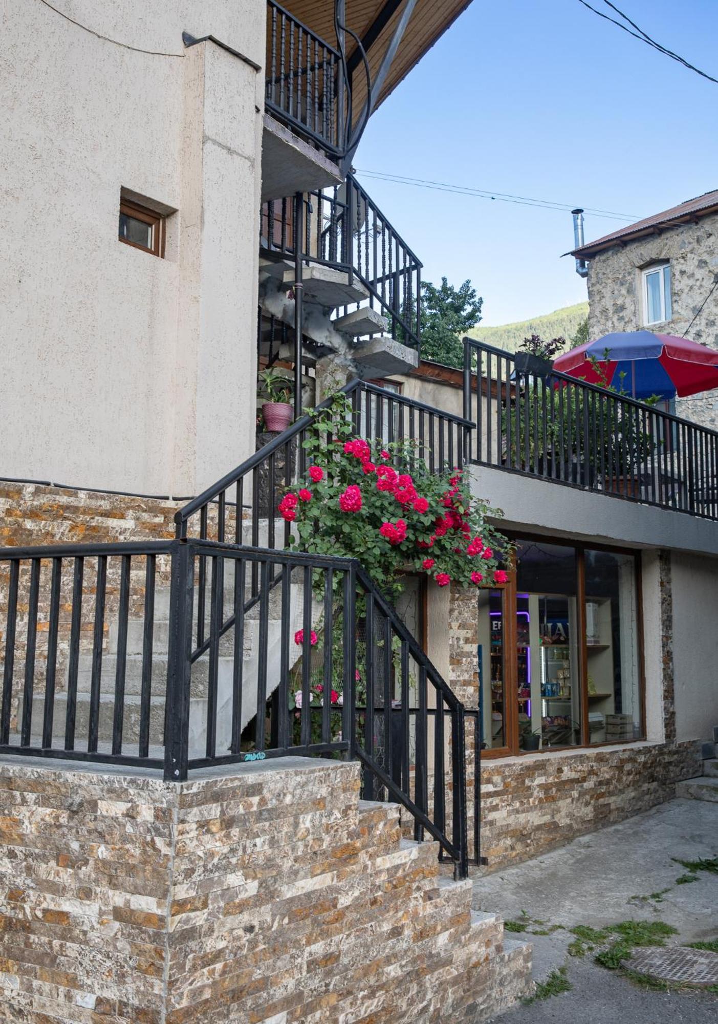 Guest House Nikala Mestia Exteriér fotografie